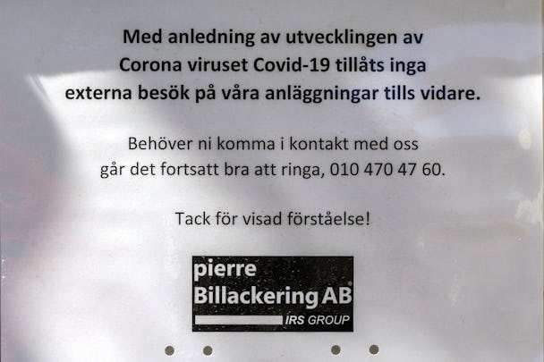 En informationslapp där det står: "Med anledning av utvecklingen av coronaviruset covid-10 tillåts inga besök på våra anläggningar tills vidare. Behöver ni komma i kontakt med oss går det fortsatt bra att ringa 010-4704760. tack för visad förståelse!"
