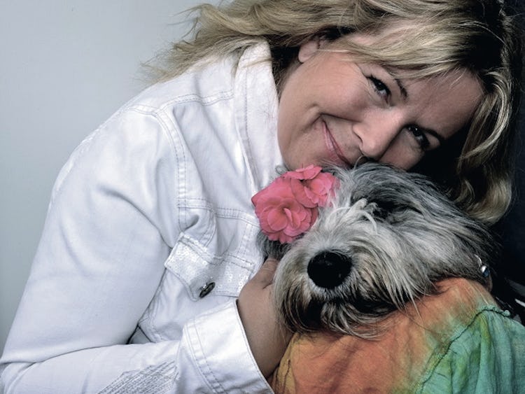 Anneli Särnblad Pederson med en liten hund i knät