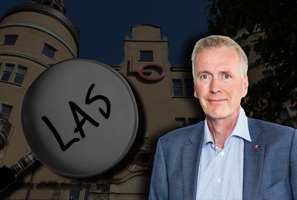 LO-borgen i Stockholm, ett förstoringsglas monterat över som zoomar in på ordet Las. Ett porträtt av Mikael Johansson är monterat till höger.