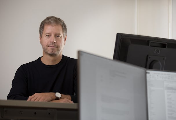 Peter Sjöstrand vid en datorskärm.
