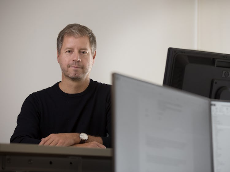 Peter Sjöstrand vid en datorskärm.
