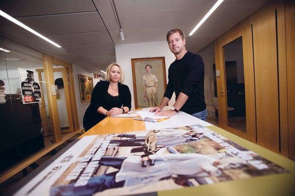 Peter Sjöstrand och Linda-Li Käld vid bortre kortsidan av ett långt bord