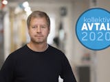 Peter Sjöstrand i en korridor, med en ikon för Avtal2020 monterat över