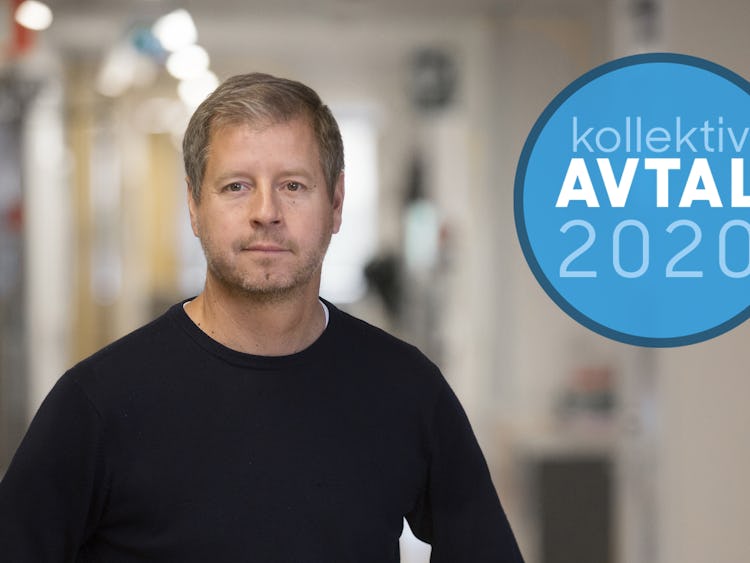 Peter Sjöstrand i en korridor, med en ikon för Avtal2020 monterat över