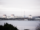 Ringhals kärnkraftverk på andra didan av en sjö