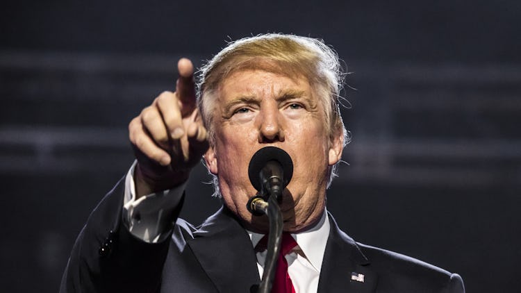 Donald Trump i en talarstol, pekandes mot kameran