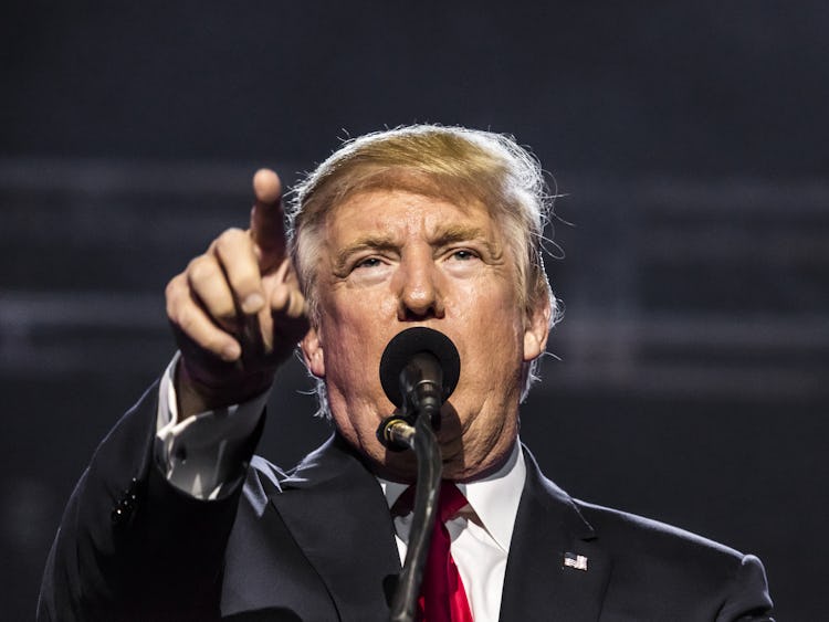 Donald Trump i en talarstol, pekandes mot kameran