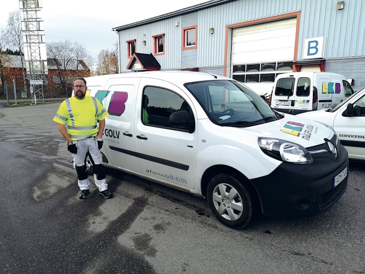Peter Larsson, skyddsombud på LKB Måleri, med företagets elbil.
