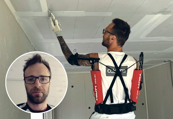 Johnny Brandborg arbetar mad takmålning med exoskelettet på sig