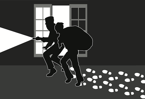 Två tecknade tjuvar i silhuett mot ett fönster, som har lämnat massro av vita spår efter sig