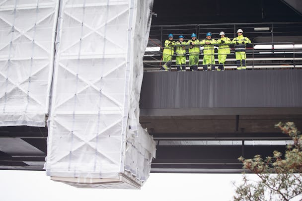 Gruppbild på arbetsgruppen uppe på bron, ur grodperspektiv