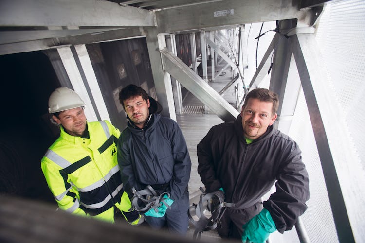 Sebastian Lubinski, Michat Suchmiel och Artur Szajdzinski sedda uppifrån på arbetsplatsen
