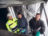 Sebastian Lubinski, Michat Suchmiel och Artur Szajdzinski sedda uppifrån på arbetsplatsen