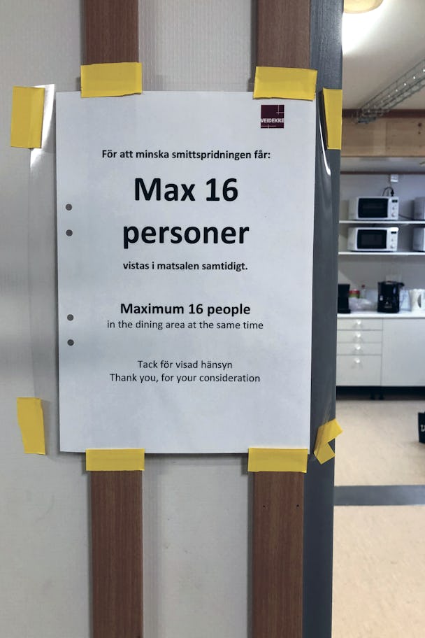 En upptejpad lapp där det står: "Max 16 personer"