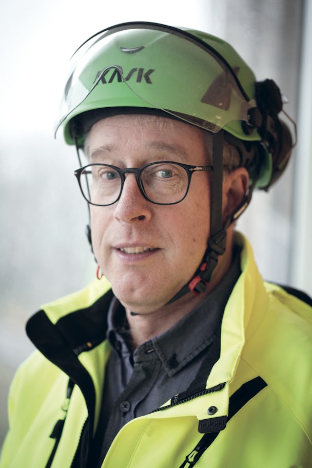 Lars Jonsson i grön hjälm och gul jacka