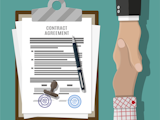 Två tecknade händer skakar hand över ett kontrakt