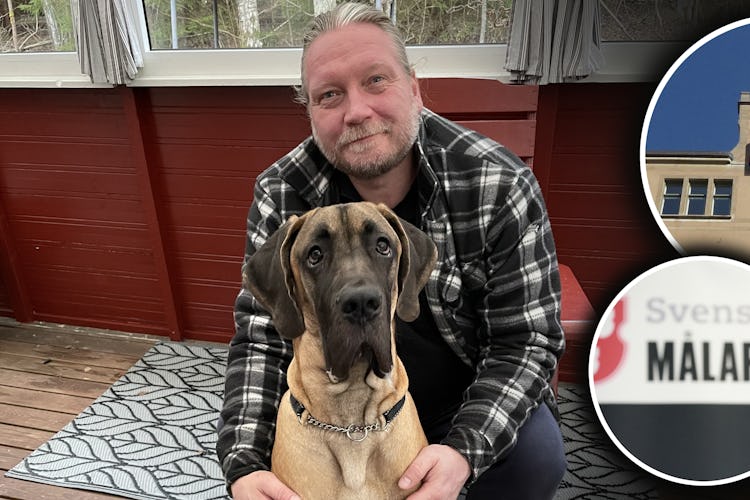 Conny Andersson och en stor hund sitter på en veranda. Bilder på Målareförbundets logga och LO-borgen är monterade över.