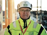 Mats Björnlund i gul reflexjacka och bygghjälm., med två bilder på maskiner med vibrationsmärkning monterade över