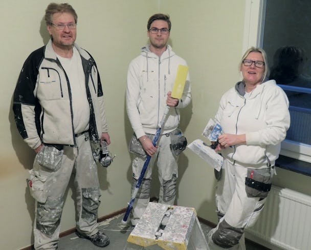 Gruppbild på Olof Jansson, Filip Ignell och Merit Mattson i arbetskläder inomhus.