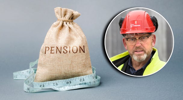 En jutesäck med ordet "Pension" på, med ett måttband kring. En bild på Byggnads ordförande Johan Lindholm är monterad bredvid.