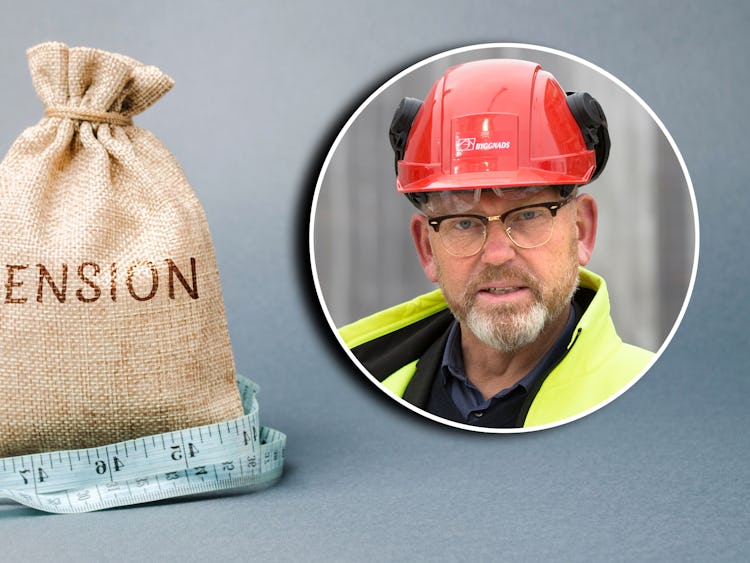 En jutesäck med ordet "Pension" på, med ett måttband kring. En bild på Byggnads ordförande Johan Lindholm är monterad bredvid.