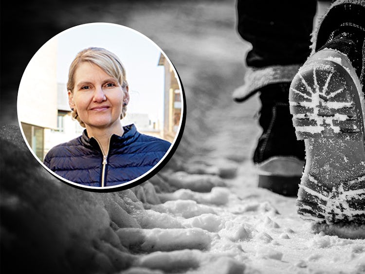 En bild på Maria Åberg monterad över en svartvit bild på två fötter som går i snö