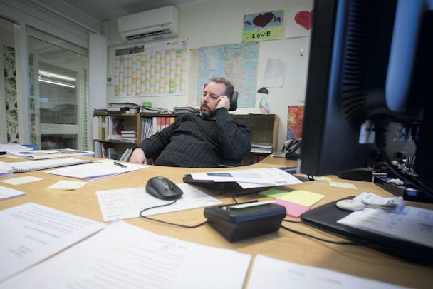 Magnus Olsson sitter bakom sitt skrivbord på kontoret