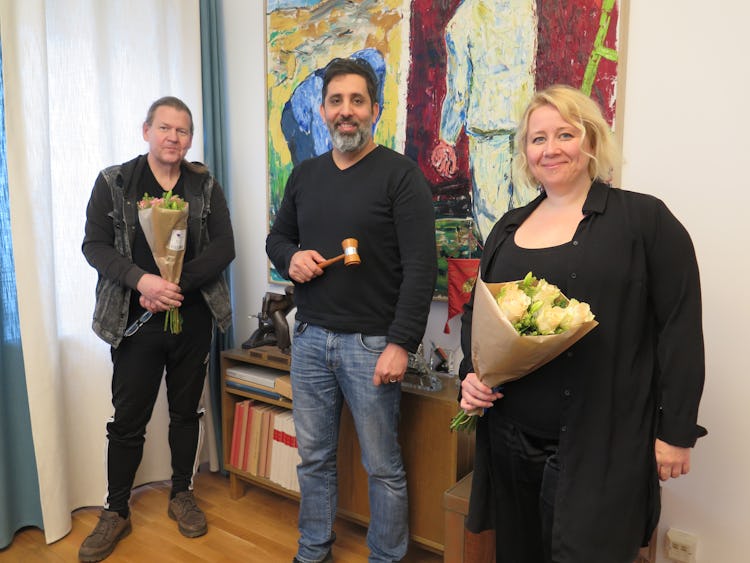 Kenneth Forsberg, Jamal El Mourabit och Linda Li Käld med blombuketter inomhus.