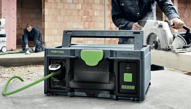 En bild på festools powerstation: En svart låda med gröna detaljer och handtag.