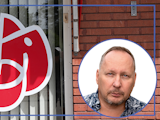 En bild på Kari Parman monterad över en bild på Socialdemokraternas logga i ett fönster