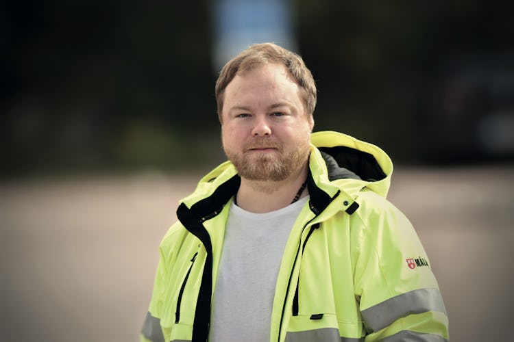 Joakim Johansson i Målarnas gula refelxjacka