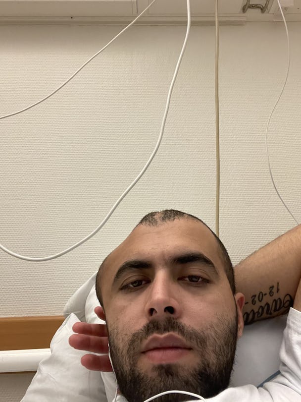 Mustafa Alahmad i sjukhussängen med en skada på huvudet