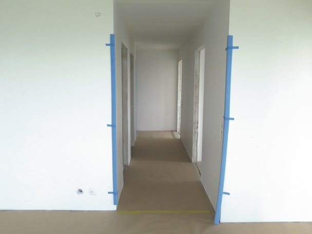 En korridor där hörnen skyddas av blå tejp