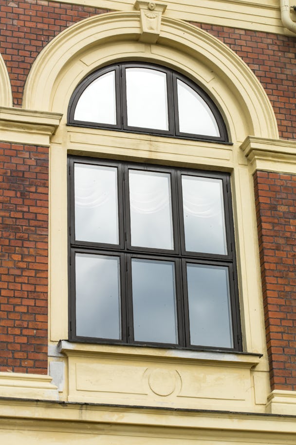 Ett välvt fönster sett utifrån