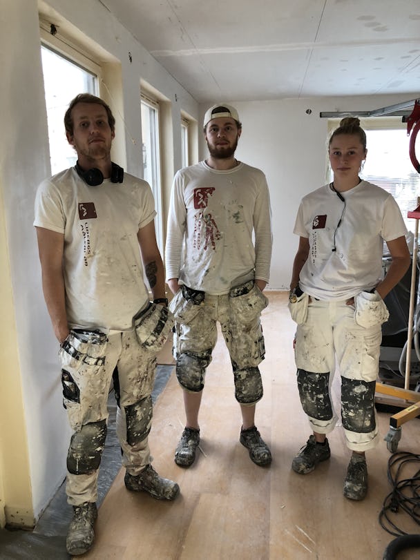 Tre målare inomhus
