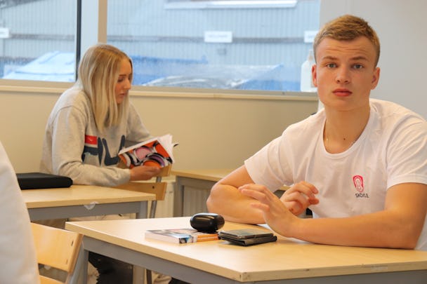Nico Tikkanen och Nicole Dahlgren i skolbänken.