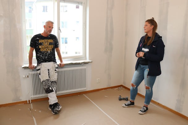 Patrik Johansson och Fanny Dymne i ett tomt lägenhetsrum.