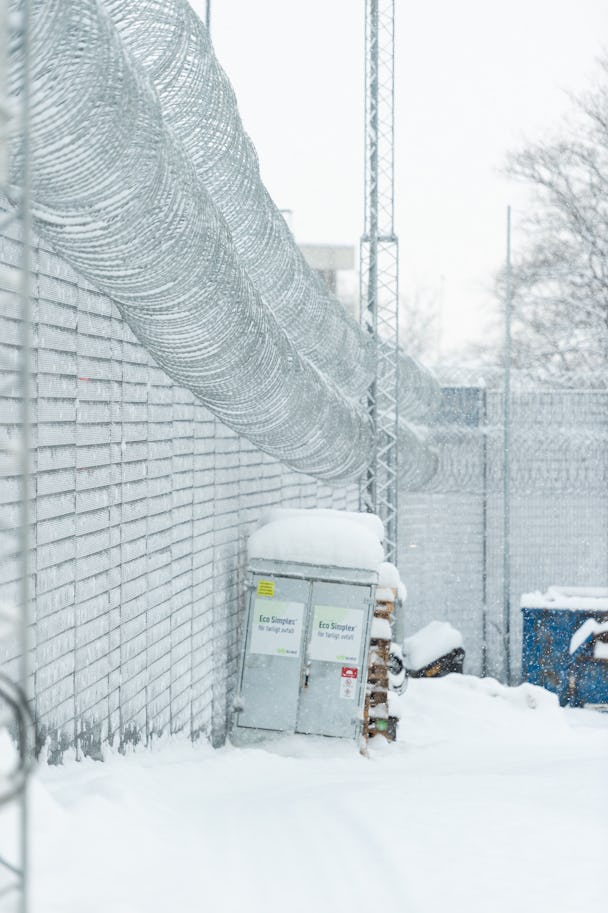 Fängelsets stängsel utomhus i snön