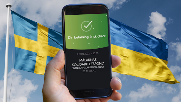 En mobiltelefon som visar en godkäns swish-betalning till Målarnas solidaritetsfond, framför en bild på Sveriges och Ukrainas flaggor och en blå himmel.