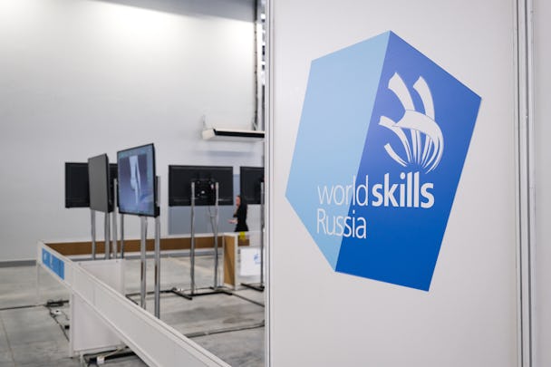 En vägg med Worldskills Russias logotyp på.