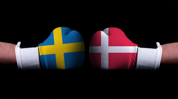 Boxningshandskar med svenska och danska flaggorna på.