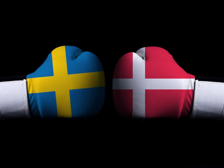 Boxningshandskar med svenska och danska flaggorna på.