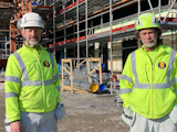 Christer Engelbrektsson och Ulf Malm i jobbkläder på bygget.