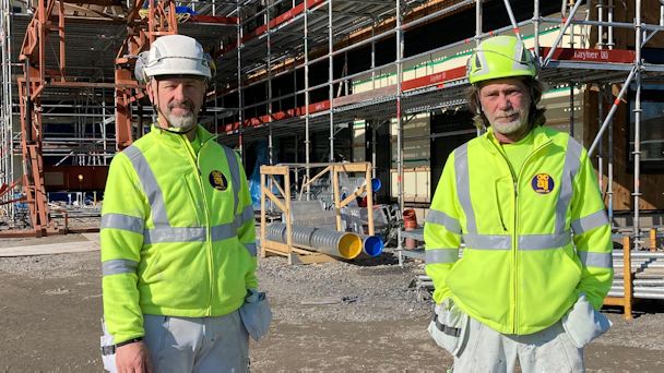 Christer Engelbrektsson och Ulf Malm i jobbkläder på bygget.