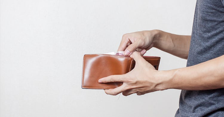 En person håller i en plånbok.