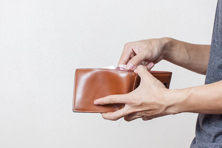 En person håller i en plånbok.