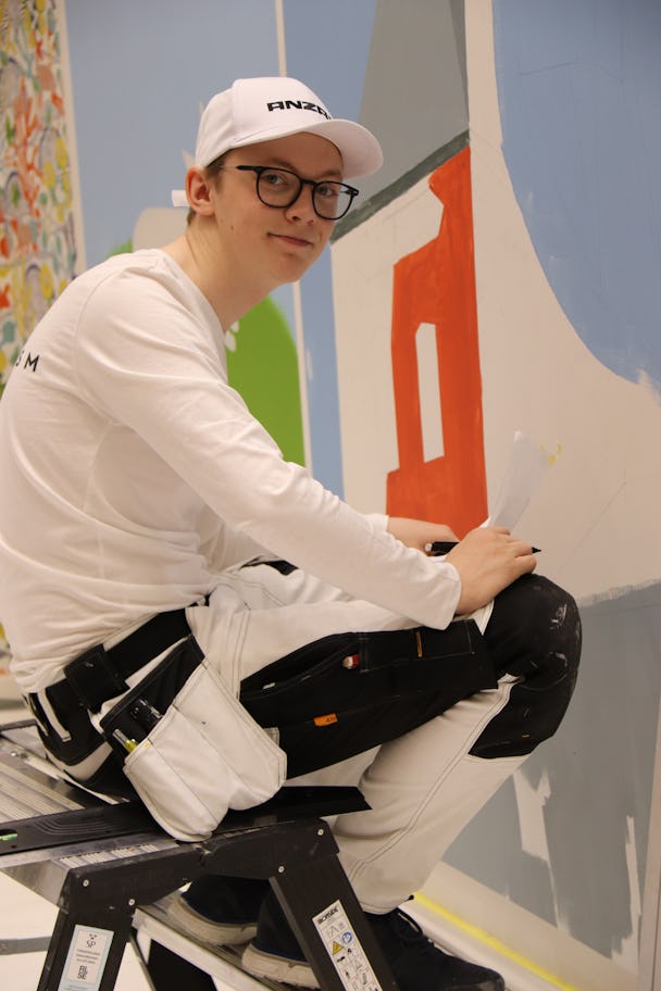 Benjamin Samuelsson arbetar med måleri under tävlingen