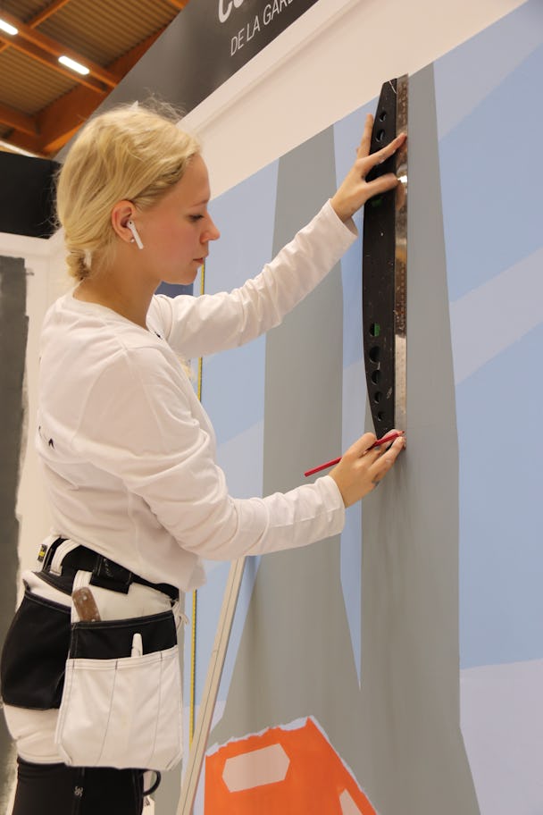 Celine Hansen arbetar med måleri under tävlingen