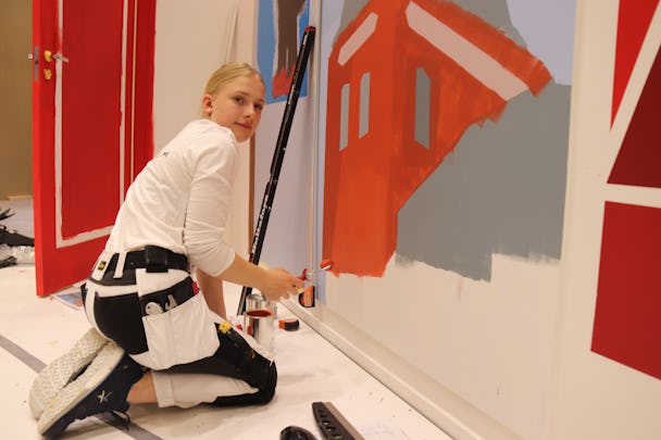 Wilma Engelbrektsson arbetar med måleri under tävlingen
