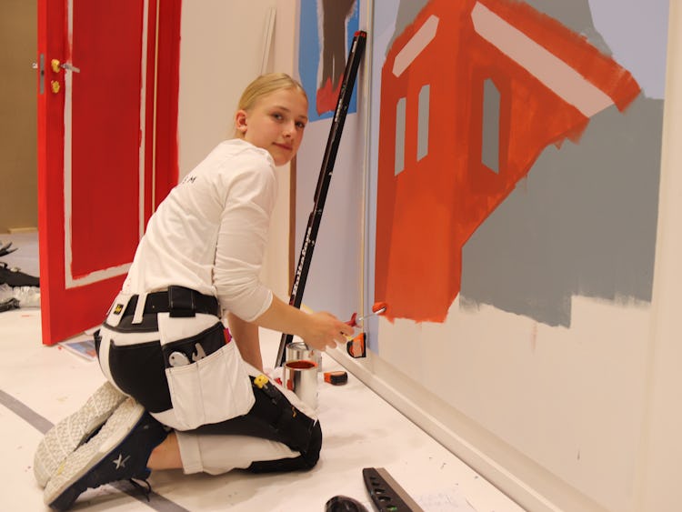 Wilma Engelbrektsson arbetar med måleri under tävlingen